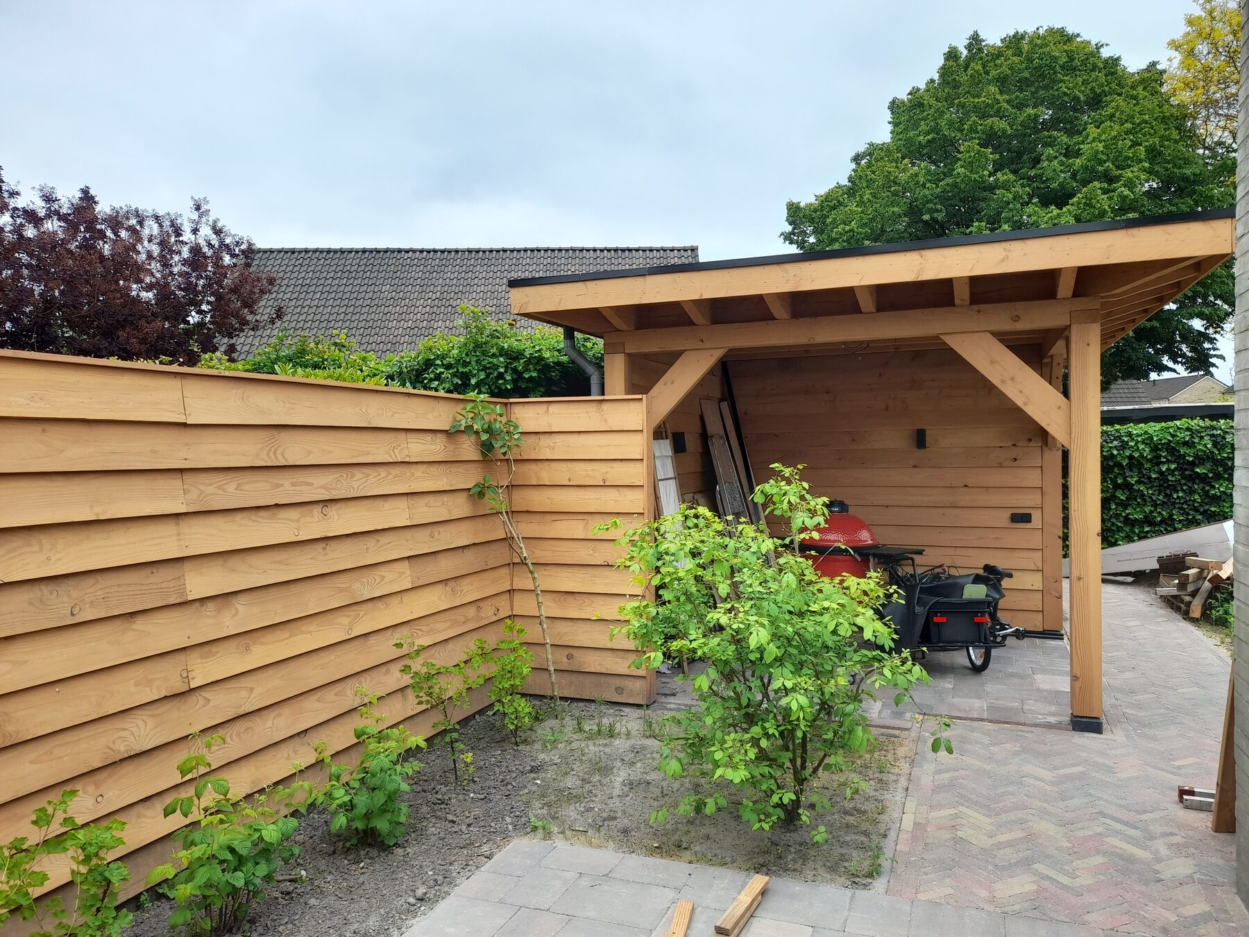 Houten overkapping gebouwd door Iddo's Groenservice