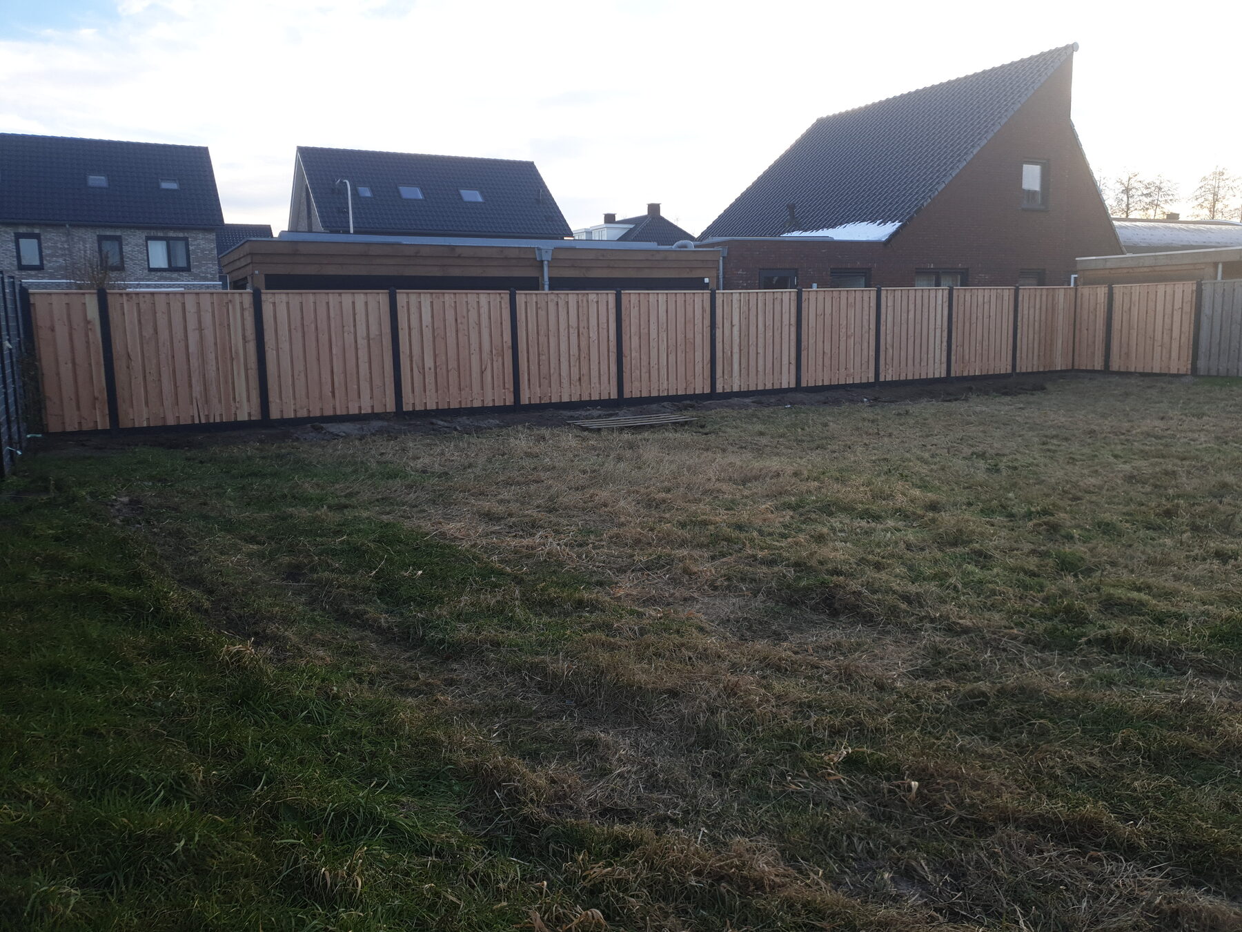 Nieuw geplaatste houten schutting als erfafscheiding